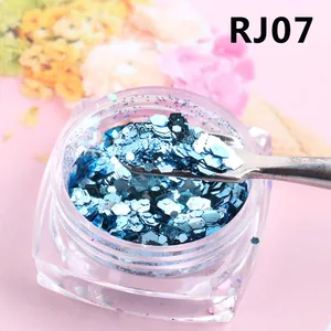 Gros plan de paillettes bleues RJ07 hexagonales pour ongles avec cuillère en métal
