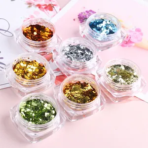 Dettaglio di sette barattoli con glitter esagonali laser in vari colori metallici vivaci