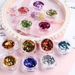 Gros plan de 12 pots de paillettes laser sirène colorées pour la décoration d'ongles