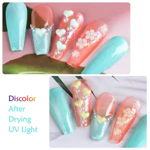 Dettaglio di gioielli per unghie cangianti ai raggi UV con cuori e fiori in 3D