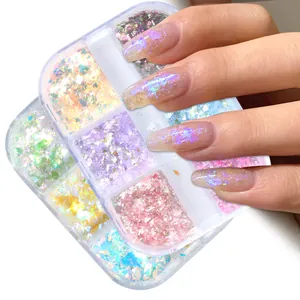 Detalle macro de lentejuelas de uñas iridiscentes de 6 colores en caja transparente