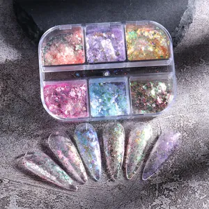 Nahaufnahme von Aurora Opal Nagel-Flocken in 6er-Box mit Mandel-Nagelspitzen-Display
