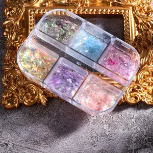 Makro-Detail von Aurora-Opal-Nagelglitzer und schillernden Flocken im goldenen Rahmen