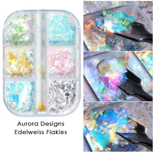 Detalle de lentejuelas Aurora Edelweiss Flakies en un estuche de 6 compartimentos