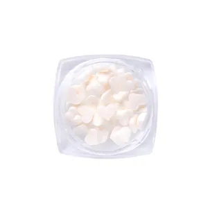 Paillettes per unghie a forma di cuore bianco perlato in scatola trasparente per nail art