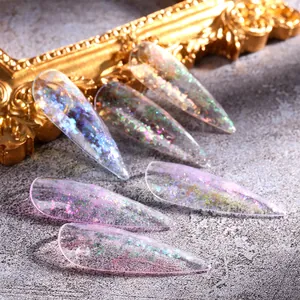 Detailansicht langer Stiletto-Nägel zum Aufkleben mit schillernden Aurora-Opal-Glitzer