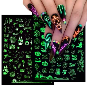Adesivi per unghie luminosi di Halloween con ragni e fantasmi su lunghe unghie nere
