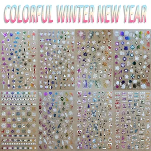 Detailweergave van 8 sets kleurrijke 3D-kerstnagelstickers met sneeuwvlokken en rendieren
