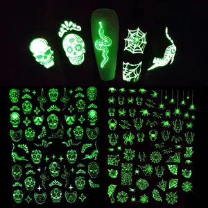 Adesivi per unghie 3D di Halloween fosforescenti con motivi a forma di ragno e teschi