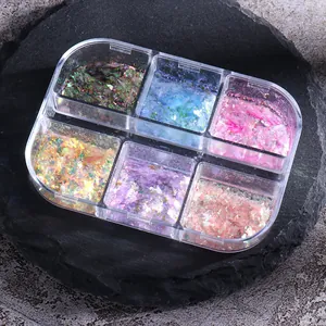 Detalle macro de purpurina aurora iridiscente para uñas en un estuche de 6 rejillas