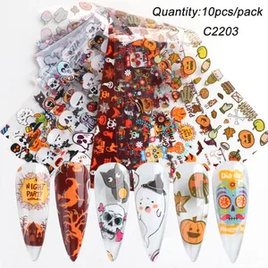 Gros plan de stickers à ongles Halloween avec motifs citrouilles et crânes