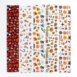 Vue détaillée de feuilles de nail art d'Halloween avec citrouilles, fantômes et crânes