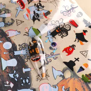 Détail macro d'autocollants pour ongles Halloween avec motifs citrouille et fantôme