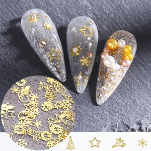 Kit de breloques nail art Noël avec flocons d'or étoiles et perles sur fond pierre
