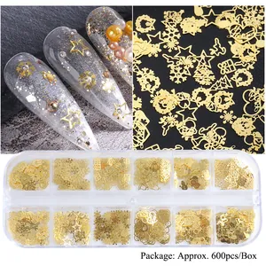 Vue macro de bijoux d'ongles de Noël avec flocons de neige et étoiles dorées en métal