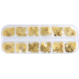 Kit nail art de Noël avec 12 breloques dorées en métal incluant flocons et étoiles