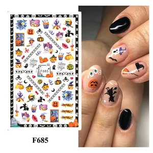 Λεπτομέρεια από αυτοκόλλητα νυχιών Halloween με σχέδια κολοκύθας, φαντάσματος και μάγισσας