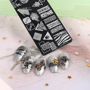 Détail de la plaque de stamping Z-FS10 avec motifs animaux et faux ongles argentés