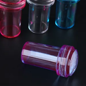 Détail macro de tampons à ongles en silicone transparents colorés avec grattoirs