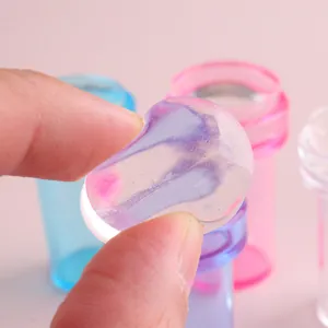 Macro d'un tampon à ongles en silicone violet transparent avec texture gel souple