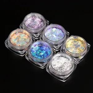 Vue détaillée de six pots de poudre à ongles opale aurora avec paillettes irisées