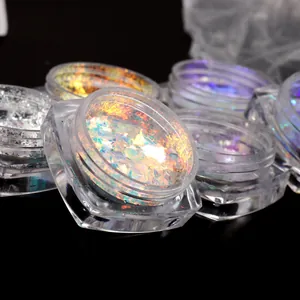 Empilement de pots de paillettes aurora pour ongles avec effets holographiques