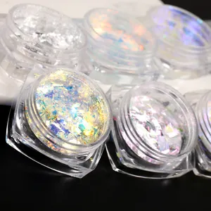 Vue macro de paillettes d'ongles opale aurore irisées dans des pots carrés transparents