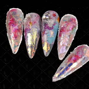 Détails macro de poudre d'opale aurora et paillettes sur faux ongles de type stiletto