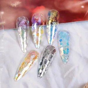 Détails macro de paillettes holographiques aurora sur six faux ongles pointus stiletto