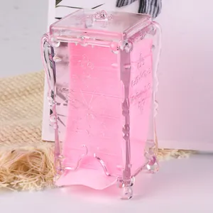 Dettaglio del dispenser per dischetti di cotone trasparente con eleganti motivi a farfalla