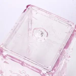 Dettaglio della scatola rosa traslucida con motivi a rilievo e maniglia a forma di rosa