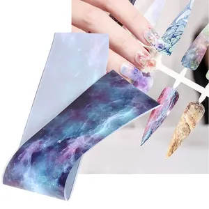 Détail de feuilles à ongles ciel étoilé avec motifs nébuleuse bleu-violet et rendu