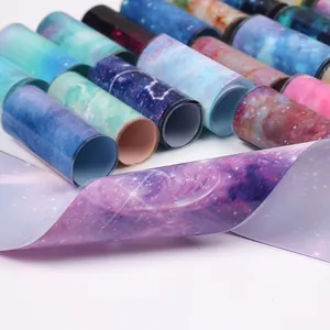 Vue détaillée de 10 feuilles de transfert d'ongles galaxie avec motifs nébuleuses cosmiques