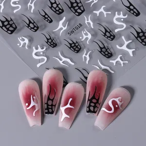 Makroaufnahme von Nagelstickern mit abstrakten Stammesflammen und rosa Sargnagel-Display
