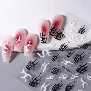 Nagelaufkleber im Y2K-Stil mit schwarz-weißen Flammenmustern auf rosa Farbverlauf