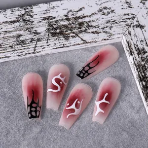 Matte lange Trapez-Kunstnägel mit rotem Smudge und schwarzen Flammenmotiven