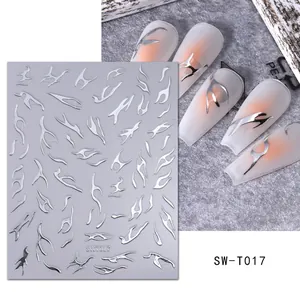 Detailansicht der silbernen Flammen-Nagelsticker mit Bogen und Design auf langen Nägeln