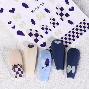 Détail des stickers ongles SW-CS105 avec motifs à carreaux violets et cœurs