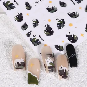 Détail d'autocollants pour ongles chat et feuilles sur des faux ongles mats