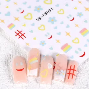 Détail de stickers à ongles fleurs et cœurs avec démo sur ongles rose poudré