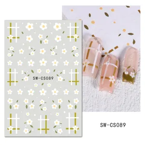 Détail de l'autocollant à ongles SW-CS089 avec marguerites blanches et motifs de feuilles