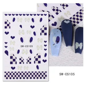 Détail d'autocollants pour ongles à cœurs bleus avec nœuds 3D et motifs floraux
