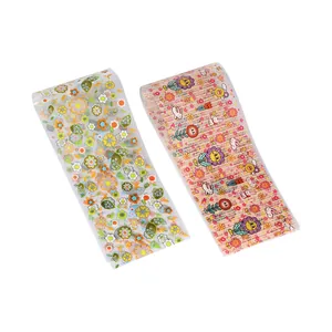 Détail de rouleaux de papier transfert nail art avec fleurs et lapins mignons