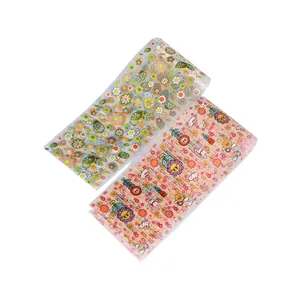 Détail de stickers nail art avec fleurs d'été et motifs de lapins mignons en dessin animé
