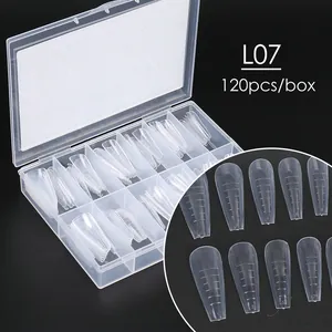 Detailopname van transparante nagelverlenging mallen met schaalverdeling in box