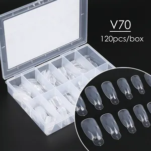 Macro-opname van transparante nageltips in een 12-vaks opbergdoos, V70-set van 120 stuks