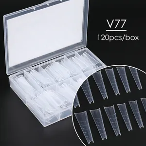 Macro-opname van transparante nagelverlengingsmallen met schaal en 120 stuks opbergdoos