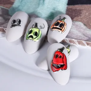 Vista macro di adesivi per unghie 3D per Halloween con motivi di zucche e fantasmi