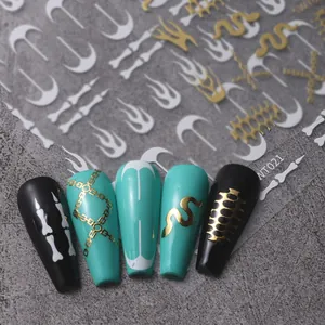 Pegatinas 3D para uñas con serpientes doradas y llamas blancas sobre esmalte negro