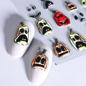 Adesivi per unghie 3D in rilievo zucca di Halloween con texture su unghie bianche